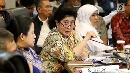 Menteri Kesehatan Nila F Moeloek menyampaikan paparan dalam diskusi Forum Medan Merdeka Barat (FMB) di Jakarta, Senin (23/10). Beberapa kementerian memberikan presentasi pencapaian kerja 3 tahun pemerintahan Jokowi-JK. (Liputan6.com/Angga Yuniar)