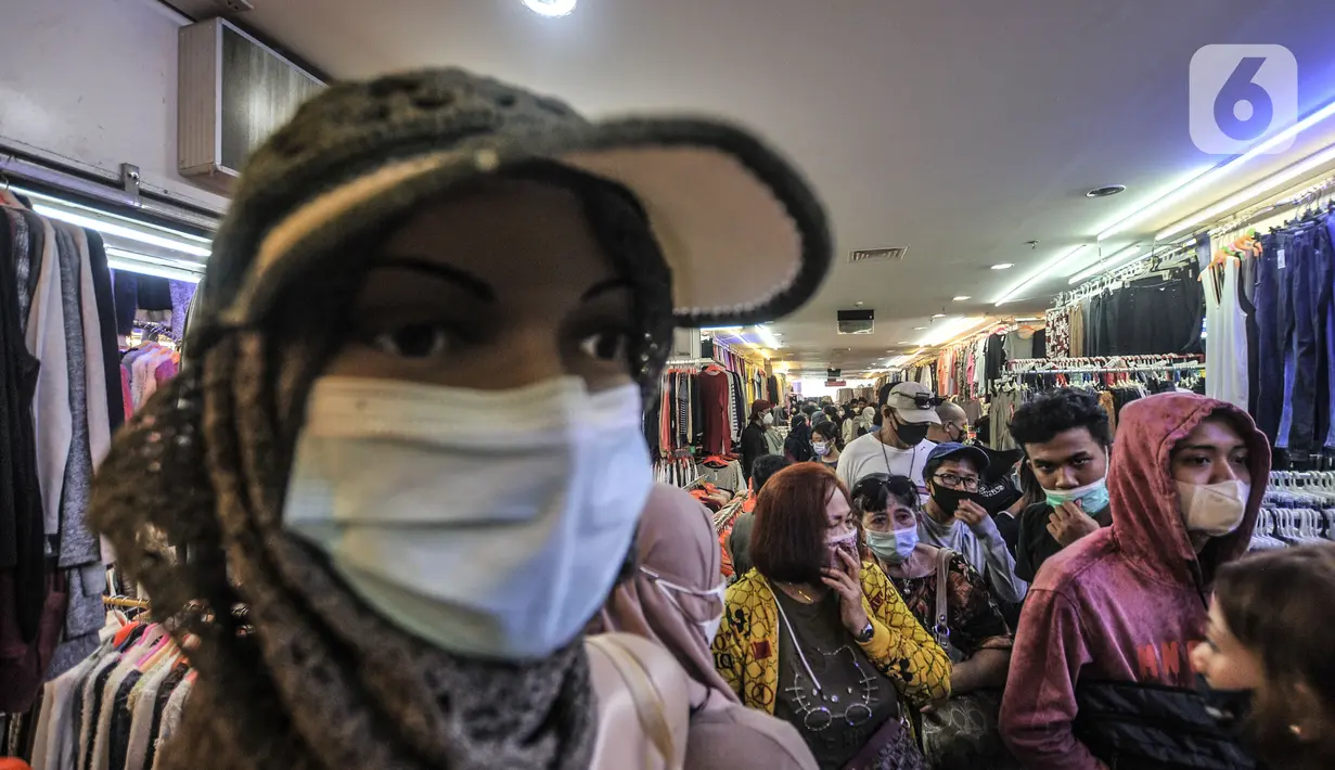 Pengunjung saat memilih pakaian impor bekas di Pasar Senen, Jakarta, Minggu (9/5/2021). Jelang Hari Raya Idul Fitri, bursa pakaian impor bekas masih diminati warga Ibu Kota untuk dikenakan saat Lebaran ataupun aktivitas sehari-hari. (merdeka.com/Iqbal S. Nugroho)