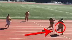 Video tiga pegulat sumo asal Jepang berlomba lari membuat penonton tertawa karena salah satu diantara mereka celananya melotor saat garis finis.