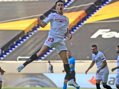 Bek Sevilla, Sergio Reguilon berselebrasi usai mencetak pertama untuk timnya ke gawang AS Roma pada babak 16 besar Liga Europa di Stadion Schauinsland-Reisen-Arena, Kamis (6/8/2020). Sevilla lolos ke perempat final setelah mengandaskan AS Roma dengan skor 2-0. (Wolfgang Rattay/Pool Photo via AP)