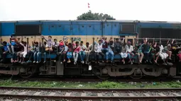 Sejumlah penumpang saat berada di kereta api di Dhaka, Bangladesh, (22/6). Ribuan yang bekerja di Dhaka pulang ke kampung halamannya untuk merayakan lebaran bersama keluarganya. (AP Photo/A.M.Ahad)