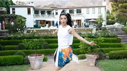 Salah satu pose favorit Raline ketika foto ialah loncat. Pose ia terbang dengan kaki tidak menyentuh tanah ini kian menunjukkan bahwa Raline sosok yang penuh energi. Perempuan yang memiliki darah Sumatera Utara ini memang selalu tampil ceria dengan pamer senyum lebarnya. (Liputan6.com/IG/@ralineshah)