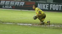 Kiper Kalteng Putra FC, Galih Sudaryono, saat pertandingan melawan Persis Solo pada laga Liga 2 di Stadion Patriot, Bekasi, Senin (13/11/2017). Persis Solo kalah 0-1 dari Kalteng Putra FC. (Bola.com/M Iqbal Ichsan)