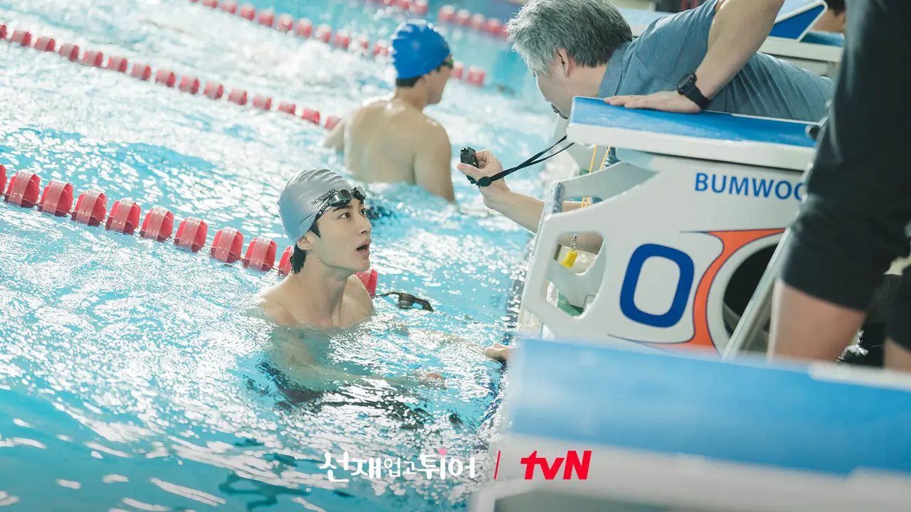 Byeon Woo Seok memerankan Ryu Sun Jae sang atlet renang sekolah di Lovely Runner. Demi bisa terlihat bak atlet sungguhan, ia berlatih berenang selama tiga bulan (Foto: TVN via Soompi)