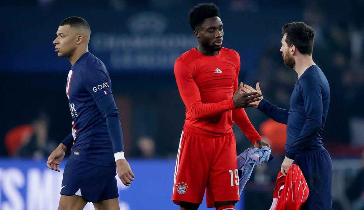Pemain Bayern Munchen, Alphonso Davies (tengah) saling bertukar jersey dengan pemain PSG, Lionel Messi setelah laga laga leg pertama babak 16 besar Liga Champions 2022/2023 di Parc des Princes Stadium, Paris (14/2/2023). Jersey Lionel Messi yang diidamkan Alphonso Davies sejak 2020 saat La Pulga bersama Barcelona tumbang dari Bayern Munchen pada babak perempatfinal Liga Champions 2019/2020 (14/8/2020). (twitter.com/FCBayern)