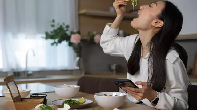 Ilustrasi Perempuan Makan