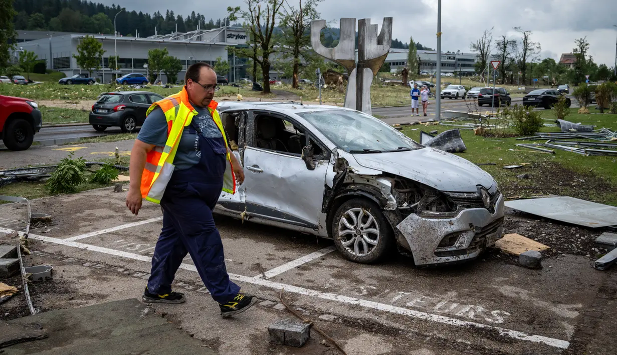 Badai menghantam kota pembuat jam tangan La Chaux-de-Fonds di wilayah Neuchatel yang berbatasan dengan Prancis. (Fabrice COFFRINI / AFP)