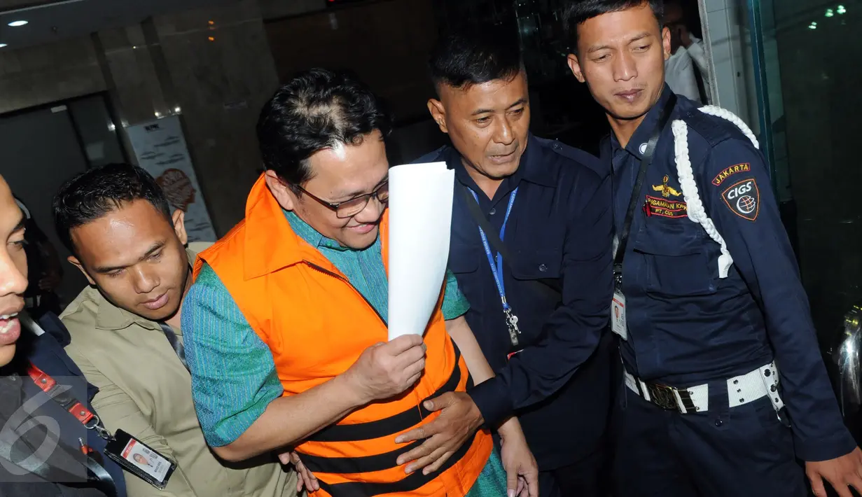  Direktur PT Banten Global Development, Ricky Tampinongkol usai menjalani pemeriksaan KPK, Jakarta, Rabu (2/12/2015). Ricky Tampinongkol adalah satu dari 8 orang yang tertangkap OTT oleh penyidik KPK di kawasan Serpong. (Liputan6.com/Helmi Afandi)