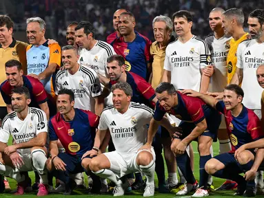Pelatih Timnas Indonesia, Patrick Kluivert (tengah) berfoto bersama dengan para legenda Barcelona dan legenda Real Madrid dalam laga persahabatan yang berlangsung di DY Patil Stadium, Navi Mumbai, India. (AFP/Punit Paranjpe)