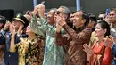  Presiden RI Joko Widodo didampingi Ibu Negara Iriana dan PM Singapura Lee Hsien Loong dan istrinya Ho Ching menyaksikan manuver F16 Angkatan Udara Singapura dan F16 TNI-AU di Marina Bay Cruise Center di Singapura, Kamis (7/9). (AFP Photo/Roslan Rahman)