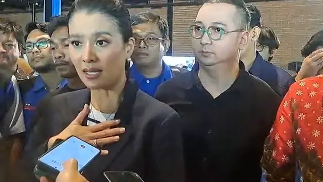 Artis sekaligus pegiat literasi digital Marcella Zallianty dan Konten Kreator Edhozell di acara Temu Nasional Pegiat Literasi Digital 2025, Jakarta, Rabu (17/12/2025).