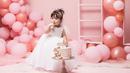 Baby Vechia terlihat sangat lucu ya ketika mengenakan dress berwarna putih ini ketika merayakan ulang tahunnya yang pertama. (Liputan6.com/IG/frandaaa87)