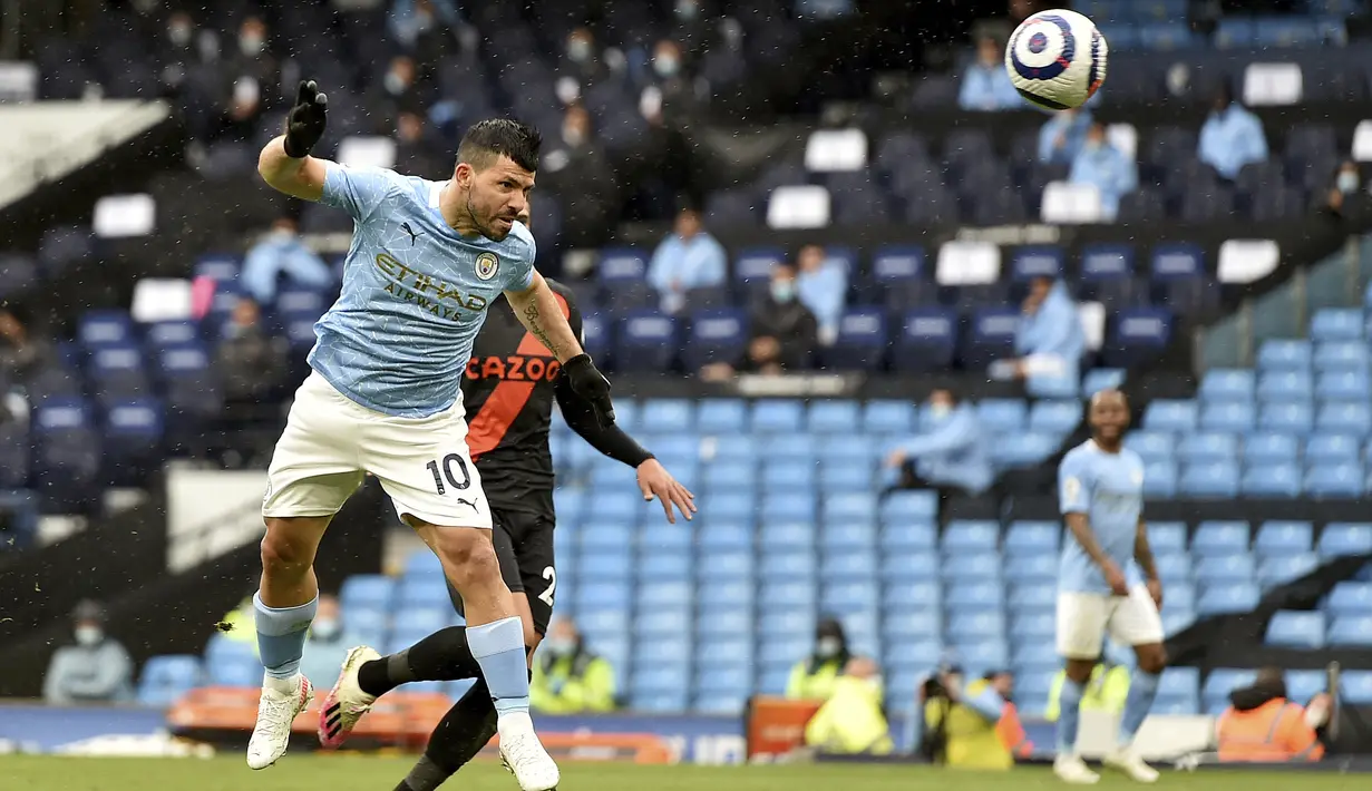 Posisi runner-up daftar pencetak gol terbanyak pada laga antara Manchester United dan City ditempati Sergio Aguero. Sepanjang berseragam City, Aguero mencetak sembilan gol ke gawang United. (Peter Powel/Pool via AP)