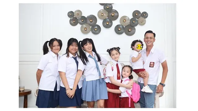 Pakai Seragam SD hingga SMA, Ini 6 Potret Kompak Keluarga Andhika Pratama