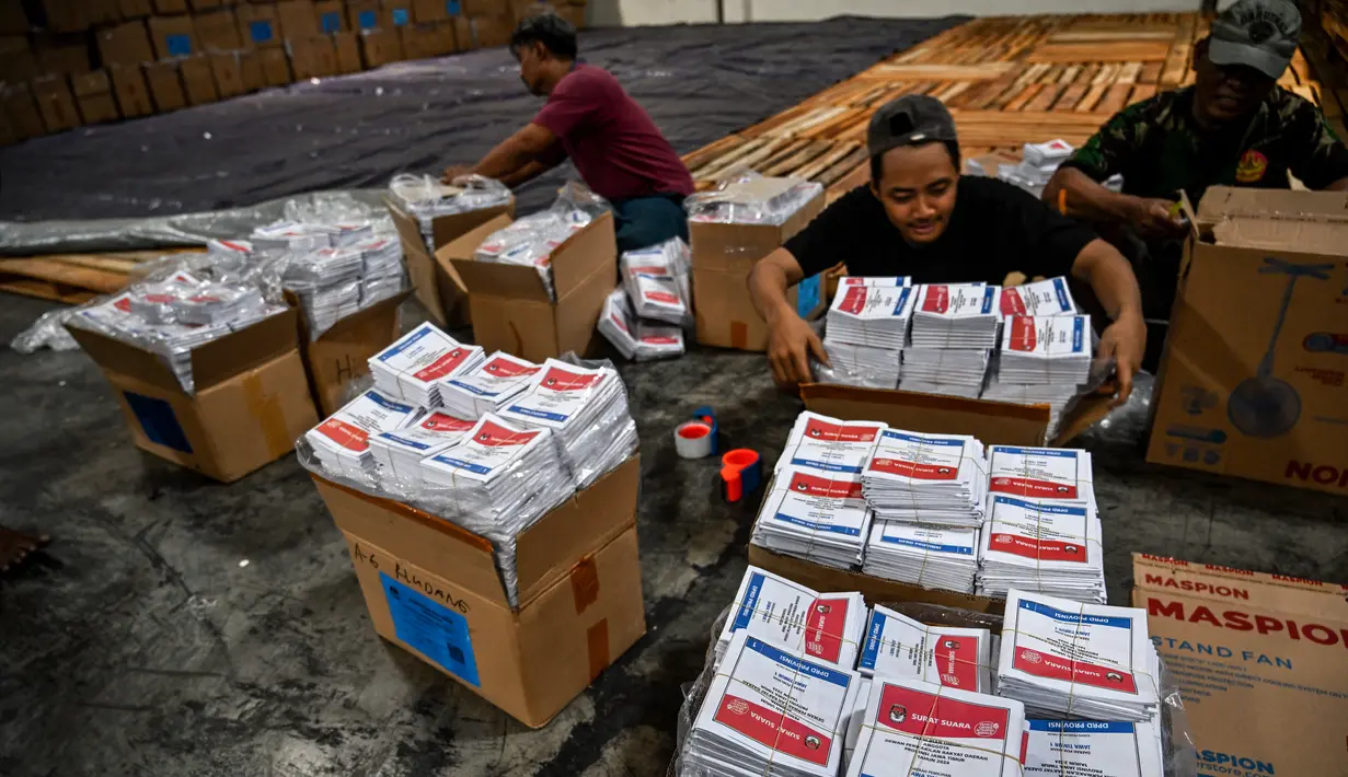 Hingga saat ini, surat suara yang 100 persen telah tercetak bahkan sudah didistribusikan adalah DPD. (Photo by Juni Kriswanto / AFP
