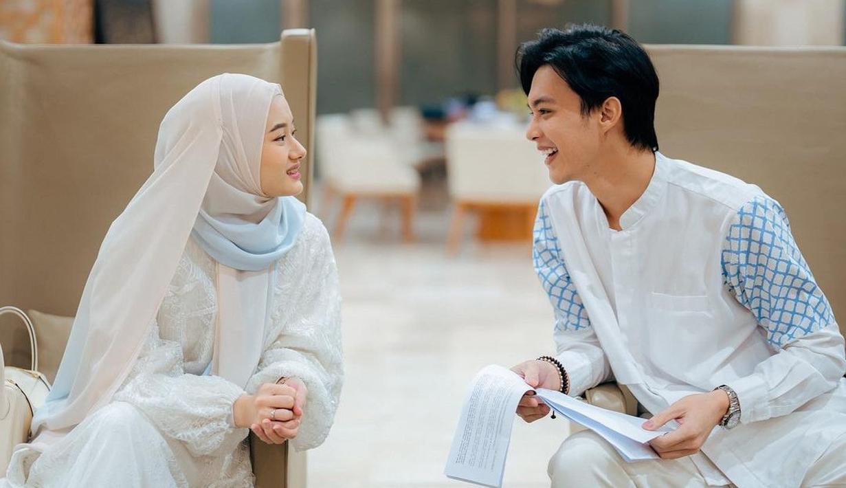 Lewat unggahan Instagram terbarunya, Rey Mbayang terlihat mendampingi Dinda Hauw menghadiri sebuah acara Maulid Nabi di Masjid Istiqlal Jakarta. (Liputan6.com/IG/rey_mbayang).