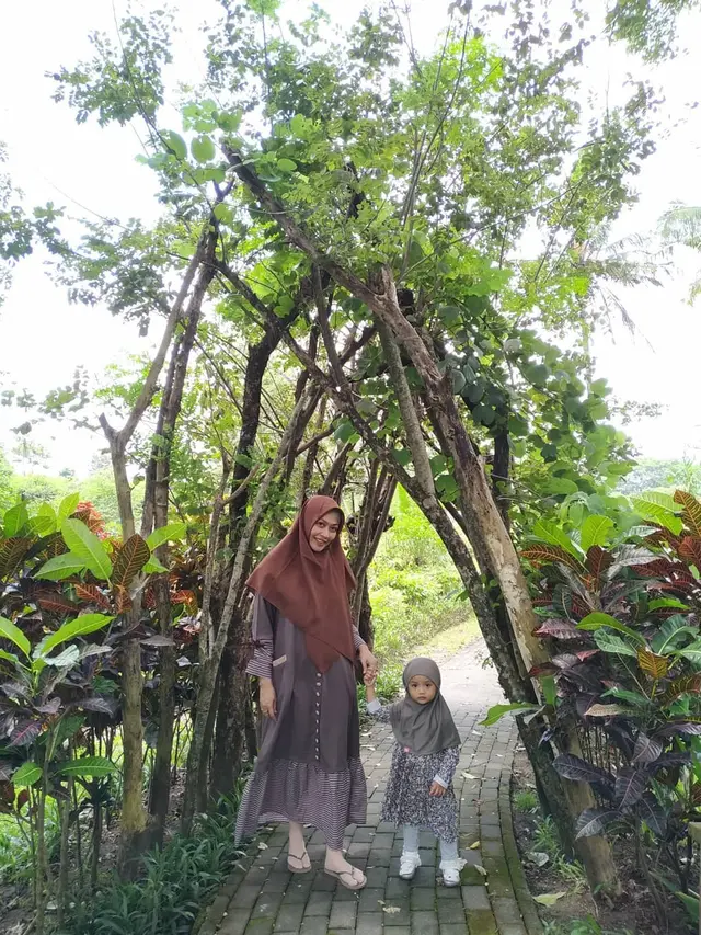 7 Potret Cindri Wahyuni Istri Almarhum Bani Seventeen saat Asuh Anak