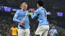 Tujuh menit berselang, Erling Haaland kembali menunjukkan tajinya dengan mencetak gol melawan klub lamanya. Hingga paruh pertama pertandingan, Manchester City unggul 2-0 atas Borussia Dortmund. Tampak dalam foto, penyerang Manchester City asal Norwegia, Erling Haaland (kiri) merayakan gol kedua timnya bersama gelandang Manchester City asal Belanda, Tijjani Reijnders dalam pertandingan lanjutan fase liga Liga Champions 2025/2026 antara Manchester City dan Borussia Dortmund di Stadion Etihad, Manchester, Inggris barat laut, pada 5 November 2025 waktu setempat atau Kamis (6/11) dini hari WIB. (Oli SCARFF/AFP)