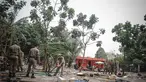 Petugas Satpol PP membongkar ratusan kios yang terletak di IRTI Monas, Jakarta, Kamis (16/10/14). (Liputan6.com/Faizal Fanani)