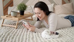 Ilustrasi perempuan belanja online. (c) LSFootage/Depositphotos