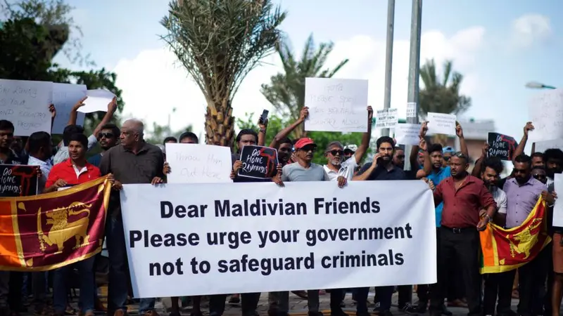 Warga Maldives (Maladewa) protes atas kedatangan Presiden Sri Lanka yang kabur ke negara mereka. (AFP)