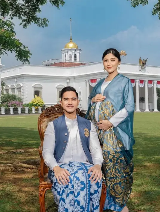 Kaesang tampil mengenakan vest biru dipadukan kemeja putih serta bawahan kain batik biru. Erina yang saat itu masih hamil mengenakan inner lengan panjang putih dipadukan outer sheer biru dengan motif emas dipadukan bawahan kain birunya.  [@riomotret]