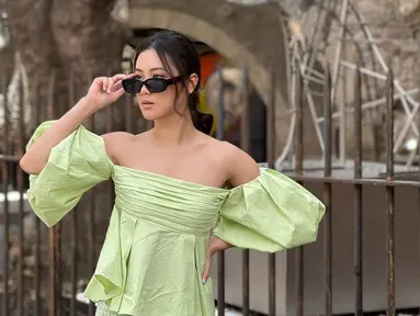 Lewat unggahan Instagram pribadinya, wanita yang dikenal sebagai pengusaha dan desainer ini makin rajin berlibur. Penampilannya yang mengenakan kacamata justru sukses mencuri perhatian netizen. (Liputan6.com/IG/@karbearv).