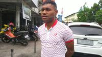 Titus Bonai saat berada di Jayapura, Papua, Kamis (28/4/2016). (Bola.com/Nicklas Hanoatubun)
