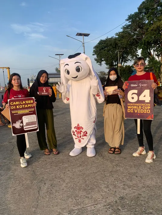 Maskot Piala Dunia 2022, La'eeb berfoto bersama warga saat mengunjungi Dermaga Banjar Raya,  Banjarmasin, Sabtu (29/10/2022). La'eeb berada di Indonesia dalam rangka menggaungkan Piala Dunia 2022 yang tak lama lagi akan bergulir. (FOTO: Dok. SCM)