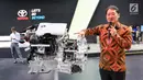 Senior Manager Coodinator Toyota Daihatsu Engineering and Manufacturing (TDEM) Daisuke Itaga menjelaskan kerja mesin mobil hybrid electric vehicle (HEV) Toyota Prius Gen-4 X-Ray cut body yang dipamerkan dalam GIIAS 2019 di ICE BSD, Tangerang, Jumat (19/9/2019). (Liputan6.com/Ferbian Pradolo)