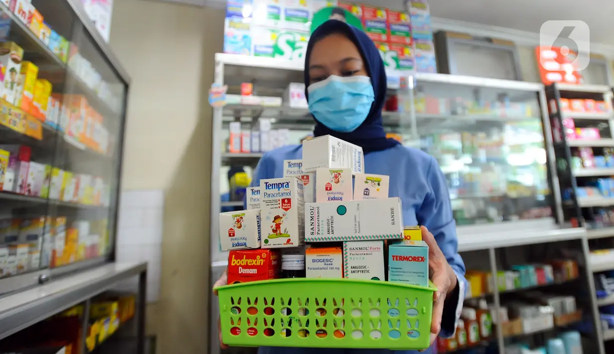 Pegawai membawa sejumlah obat sirup yang mengandung paracetamol di Apotek Prima Husada, Cinere, Depok, Jawa Barat, Kamis (20/10/2022). Kementerian Kesehatan menginstruksikan seluruh apotek untuk sementara tidak menjual obat bebas dalam bentuk sirup anak kepada masyarakat akibat adanya lebih dari  200 kasus gangguan ginjal akut misterius yang menyerang anak di Indonesia. (merdeka.com/Arie Basuki)