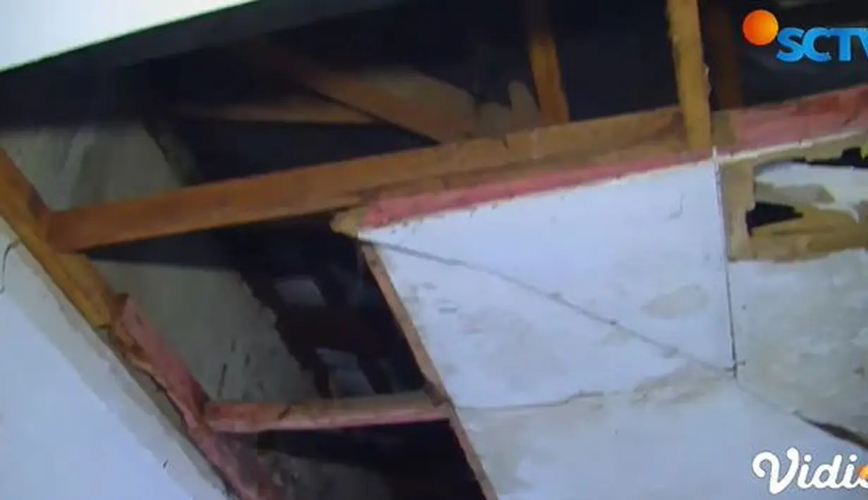 Kondisi atapnya juga rusak parah, bahkan plafonnya banyak yang hancur. [Foto: YouTube SCTV]