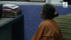 Nenek Kosiah menyiram minyak panas ke muka cucunya, hanya karena perintahnya tidak digubris sang cucu.