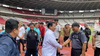 Menteri Pertahanan (Menhan) Prabowo Subianto saat meninjau pelatihan sepak bola Timnas Indonesia di Stadion GBK. (Dok. Istimewa)