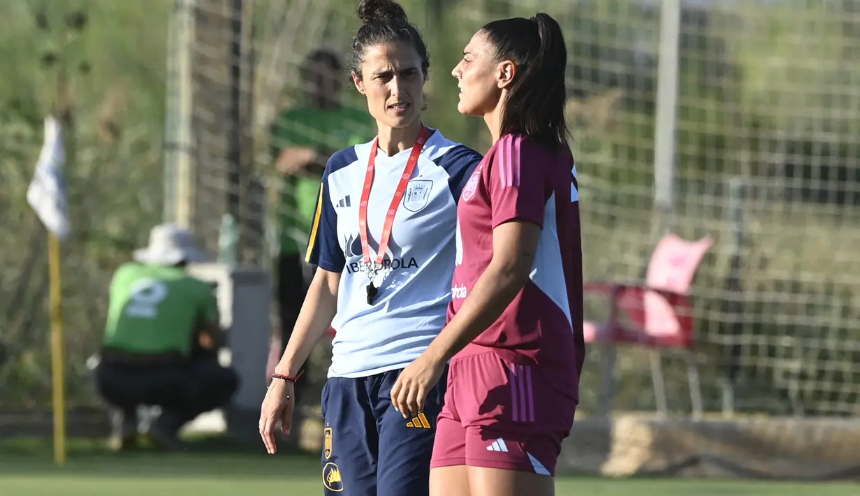 Pelatih kepala Timnas Wanita Spanyol, Montse Tome (kiri) berbincang dengan Cristina Martin-Prieto saat berlatih menjelang laga UEFA Nations League melawan Swedia di Oliva, Spanyol pada Rabu (20/09/2023) waktu setempat. Pelatih Montse Tome ditunjuk untuk menggantikan Jorge Vilda yang mundur dari jabatannya. (AFP/Jose Jordan)