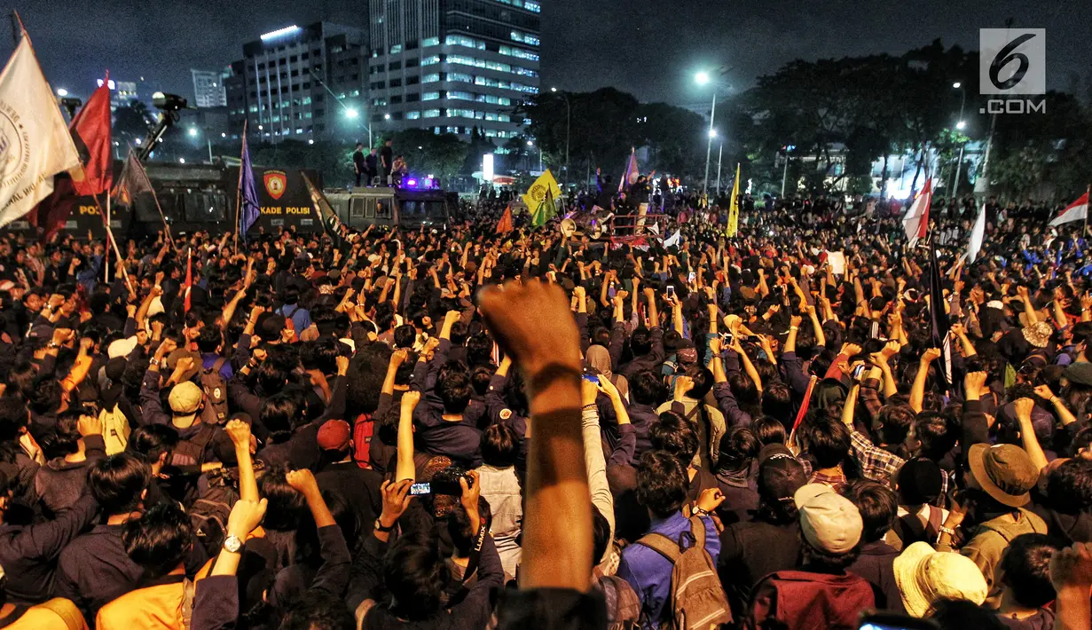 Mahasiswa dari berbagai kampus se Jabdetabek berunjuk rasa di depan Gedung DPR/MPR, Jakarta, Senin (23/9/2019). Mereka menolak pengesahan RUU KUHP dan revisi UU KPK. (Liputan6.com/JohanTallo)