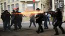 Polisi Anti Huru hara menembakkan gas air mata saat aksi protes di Brasil, Jumat (8/1/2016). Pengunjuk rasa protes terhadap kenaikan tarif untuk bus kota di Sao Paulo. (Reuters/ Lunae Parracho)