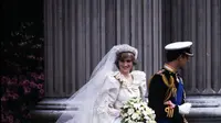 Putri Diana dan Pangeran Charles di hari pernikahan mereka. Sumber : harpersbazaar.com.