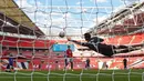 Kualitas David de Gea tak perlu diragukan lagi. Ia merupakan sosok yang tangguh di bawah mistar Manchester United. (Foto: AFP/Pool/Andy Rain)