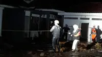 Tim SAR gabungan mengevakuasi warga dan wisatawan yang sempat terjebak banjir bandang di Desa Citengah, Kecamatan Sumedang Selatan, Kabupaten Sumedang, pada Rabu (4/5/2022) malam. (Foto: Dok Basarnas)