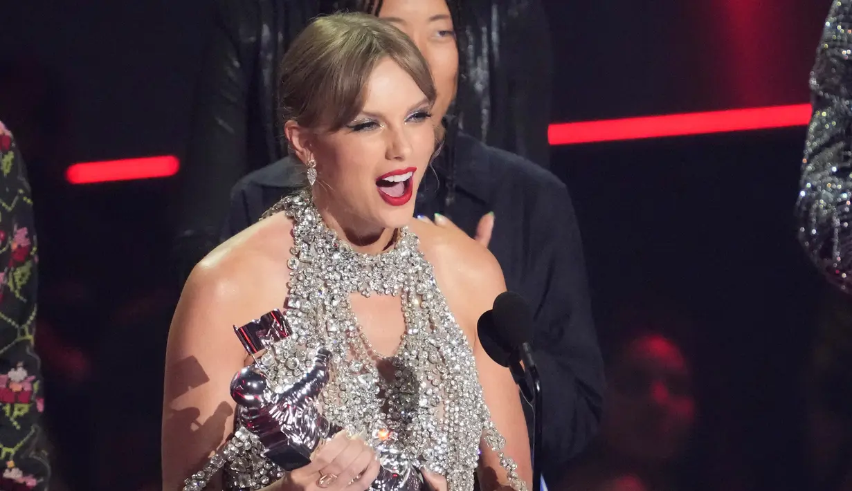 Taylor Swift menerima penghargaan pada ajang MTV Video Music Awards di Prudential Center, Newark, New Jersey, Amerika Serikat, 28 Agustus 2022. Taylor Swift memenangi penghargaan bergengsi 'Video of the Year' untuk All Too Well (10 Minute Version) (Taylor's Version). (Photo by Charles Sykes/Invision/AP)