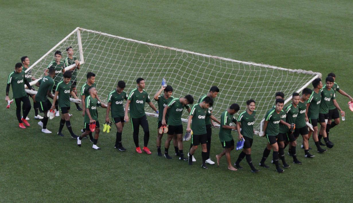 Pemain Timnas Indonesia U-22 menggotong gawang usai latihan di Lapangan ABC Senayan, Jakarta, Kamis (14/2). Latihan ini merupakan persiapan terakhir jelang Piala AFF U-22 2019 di Kamboja. (Bola.com/M. Iqbal Ichsan)