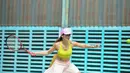 Meskipun terlihat serius saat bermain tenis, Pevita Pearce tetap terlihat cantik dalam unggahan foto tersebut. Ayunan tangannya saat memukul bola tenis dengan raket membuat otot-otot di tangannya terlihat kekar. (Instagram/pevpearce)