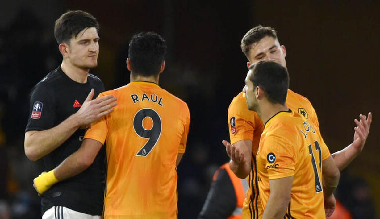 Bek Manchester United, Harry Maguire, saat pertandingan melawan Wolverhampton Wanderers pada laga Piala FA di Stadion Molineux, Sabtu (4/1/2020). Kedua tim bermain imbang 0-0. (AP/Rui Vieira)