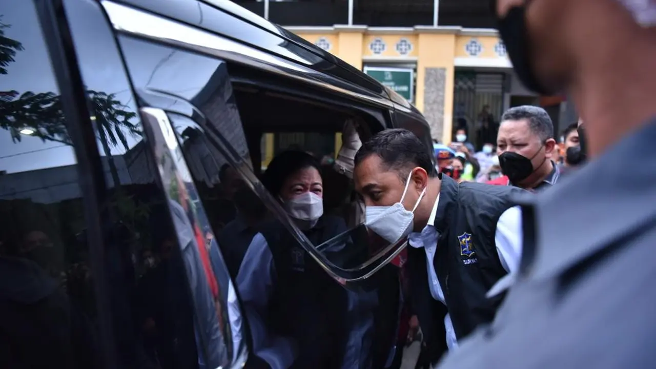 Wali Kota Surabaya Eri Cahyadi saat mendampingi Puan Maharani kunjungan ke Surabaya. (Dian/Kurniawan/Liputan6.com)