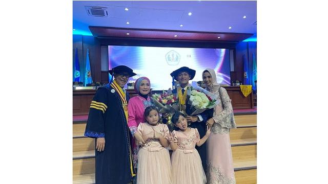 6 Potret Wisuda Deddy Mizwar Dapat Gelar Doktor di Unpad, Jadi Wisudawan Tertua