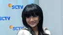 "Artinya dengan mengunakan baju yang sangat glamor akan pindah bertranformasi ke yang lebih young, fresh dan fun, walaupun seksi tapi tetap dalam batasannya," ungkap KD ditemui di SCTV Tower, Senayan City, Jakarta, Kamis (11/8). (Andy Masela/Bintang.com)