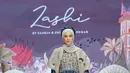 Ussy Sulistyawati tampil elegan berbalut gamis tabrak motif dan outer organza dari brand Zashi. [Foto: Fimela/Adrian Utama P].