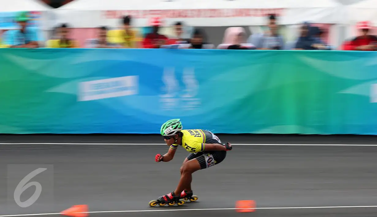 Pesepatu roda Jawa Barat, Radika berpacu di lintasan final 500m Individual Time Trial Putra PON XIX Jabar di GOR Saparua, Bandung, Kamis (22/9). Radika meraih emas dengan catatan waktu 41,950 detik. (Liputan6.com/Helmi Fithriansyah)
