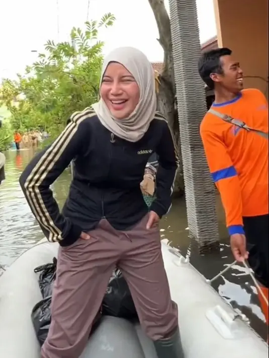 <p>Menjadi istri Bupati, Chacha turut memiliki peran untuk untuk turun ke masyarakat. Seperti memberi bantuan saat banjir dengan mengenakan jaket Adidas, celana cokelat dan kerudungnya. Lengkap mengenakan sepatu boots.&nbsp;&nbsp;(@chafrederica)</p>
